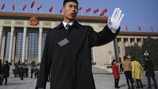 Voják před Velkým sálem lidu v Pekingu