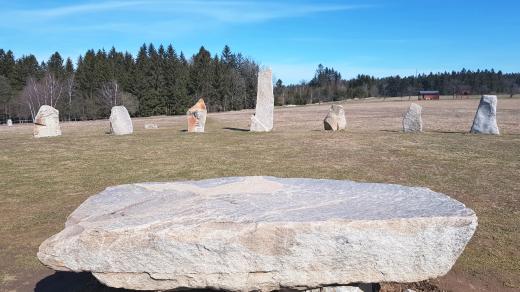 Specifikem kateřinského kruhu je středový naplocho položený kámen