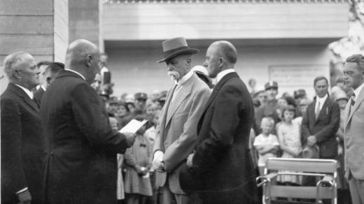 Starosta města Louny Fousek vítá prezidenta Tomáše Garrigua Masaryka před hlavní branou výstaviště - červenec 1931
