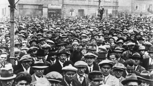 Protestní shromáždění horníků na náměstí v Mostě 13. února 1932