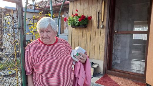 Paní Antonie Chumchalová před finským domkem, ve kterém roky bydlí