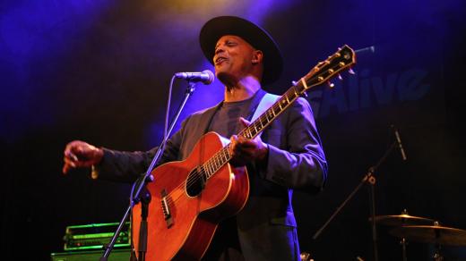 Bluesman Eric Bibb na koncertě v Šumperku