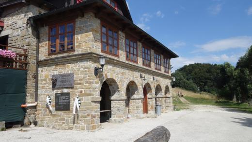 Holubyho chata leží na slovenské straně Velké Javořiny v Bílých Karpatech