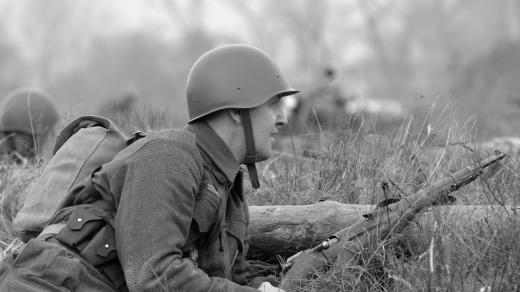Muž v historické české uniformě při rekonstrukci bitvy druhé světové války
