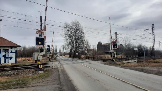 Dělníci kácí stromy u frekventovaného železničního přejezdu v Olomouci-Holici