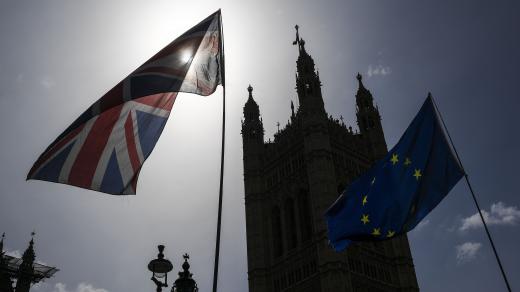 Vlajka Velké Británie a Evropské unie u londýnského Westminsteru