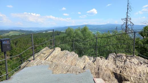 Na vrcholu je pro větší komfort turistů položená kovová mříž