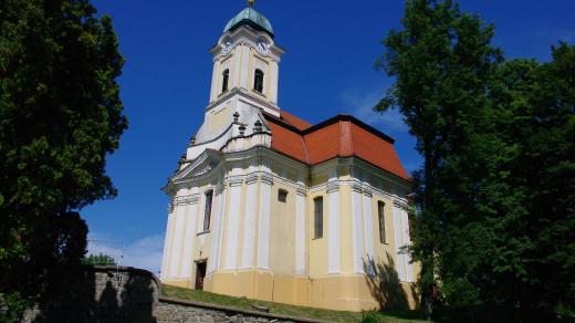 Farní kostel v Dobromilicích je barokní, jeho kořeny jsou však gotické