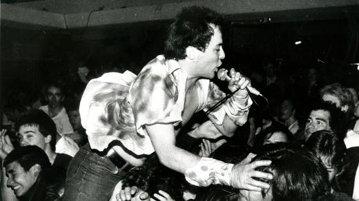 Zpěvák Jello Biafra z kapely Dead Kennedys
