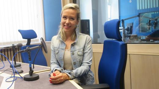 Petra Němečková ve studiu Českého rozhlasu Hradec Králové
