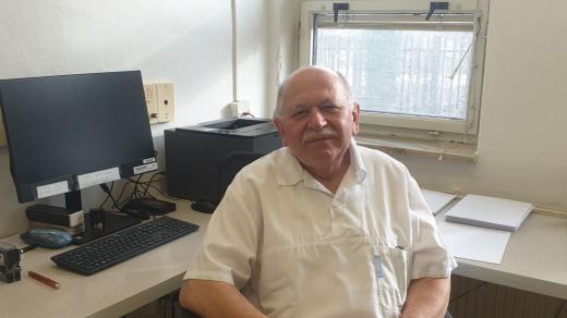 Bývalý primář neurologie v Uherském Hradišti Vladimír Zapletal pomáhá i v důchodovém věku s očkováním