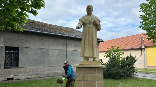 Úpravy u nové sochy někdejšího olomouckého arcibiskupa Antonína Cyrila Stojana, nejslavnějšího beňovského rodáka