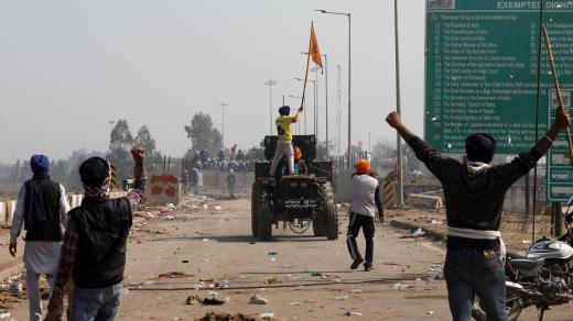 Bouří se už i indičtí farmáři (Protesting farmers clash with police at Punjab and Haryana border)