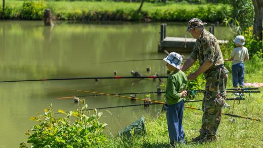 Dědeček s vnoučaty rybaří u řeky