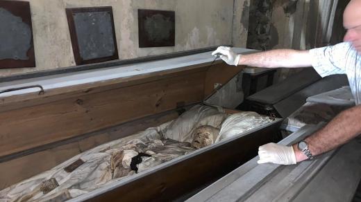 V kryptě kostela svatého Mikuláše v Jaroměři jsou uložené zachovalé mumie měšťanů z 18. století