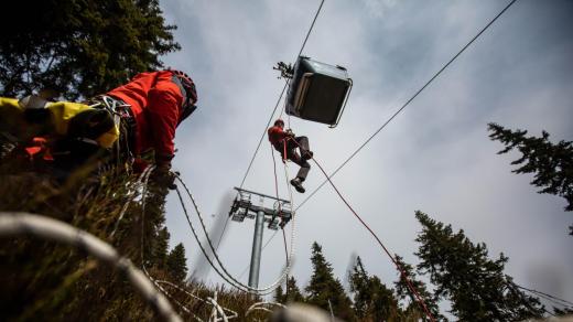 Čeští a polští hasiči cvičili poprvé společnou záchranu osob z lanovky na Sněžku