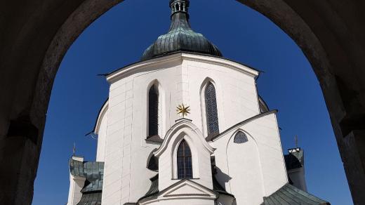 Pohled na Kostel sv. Jana Nepomuckého z ambitu