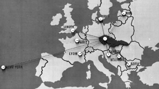 „Rozhlas nás spojuje s celým světem“. Výstavní panel prezentující zahraniční vysílání Radiojournalu v roce 1938