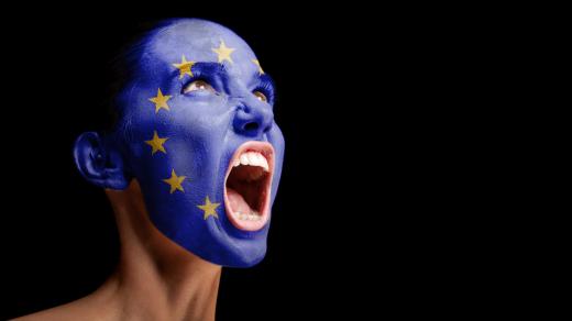 Žena s vlajkou Evropské unie na obličeji