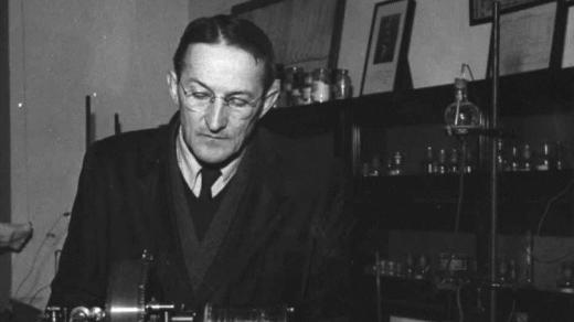 Jaroslav Heyrovský s polarografem