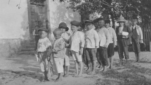Sirotci z Horní Čermné na cestě do školy