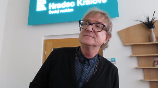 Miroslav Žbirka ve studiu Českého rozhlasu Hradec Králové