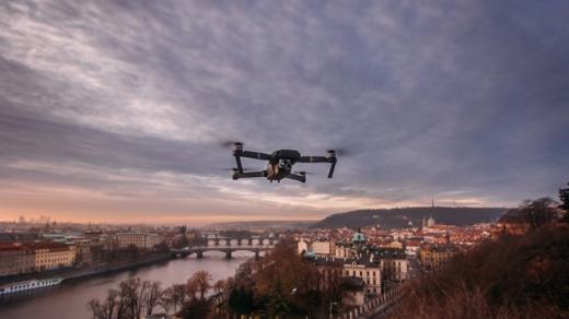 Problém v rozvoji autonomních dronních asistentů ale stále ještě představují zákony. Ty totiž zakazují autonomní řízení bezpilotních prostředků a dron musí zatím vždy ovládat člověk