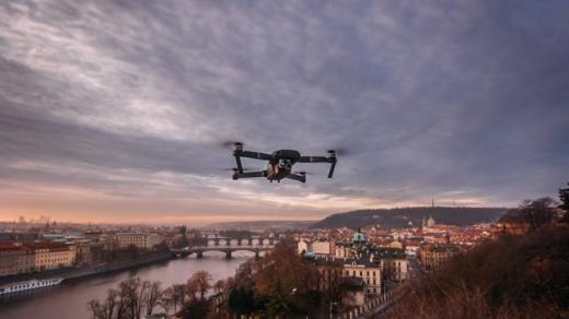Problém v rozvoji autonomních dronních asistentů ale stále ještě představují zákony. Ty totiž zakazují autonomní řízení bezpilotních prostředků a dron musí zatím vždy ovládat člověk
