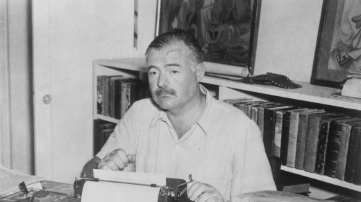 Ernest Hemingway u psacího stolu