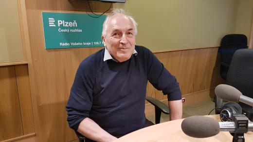 Josef Poklop ve studiu Českého rozhlasu Plzeň