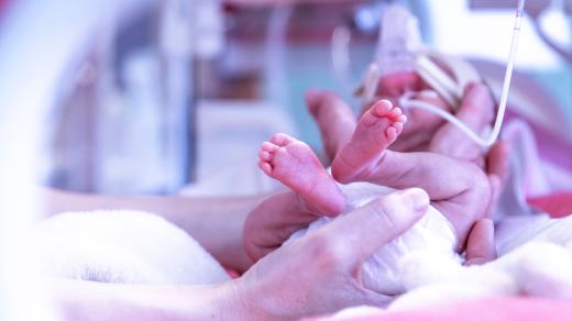 Předčasně narozené dítě v inkubátoru