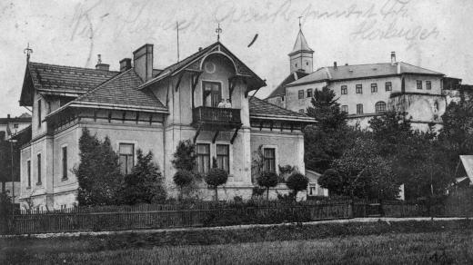 Dnešní sborový dům patřil do roku 1929 podnikatelské rodině Fröhlichů