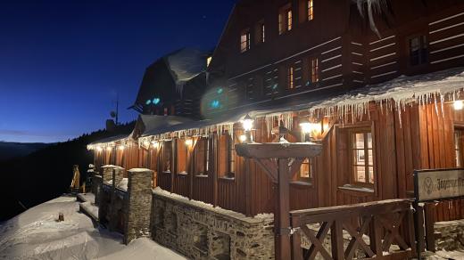 Zimní večer na chatě Dvoračky