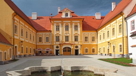 Borovany na Českobudějovicku, bývalý augustiniánský klášter