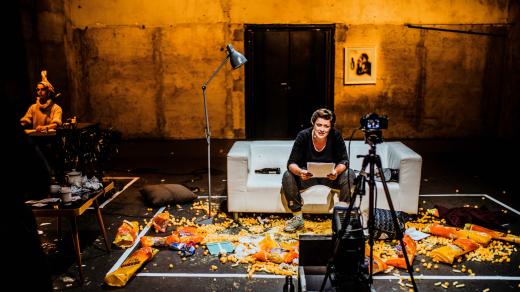 Markéta Labusová a Anežka Rusevová v představení Niternosti | festival Sněz tu žábu, 2020