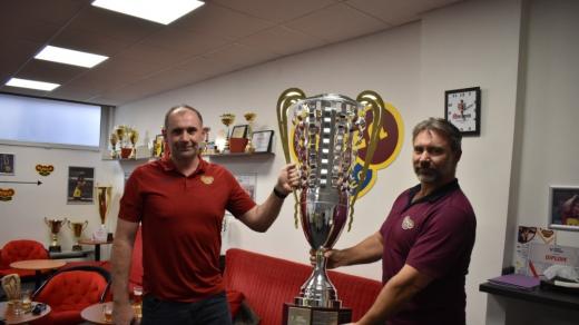 S pohárem za vítězství v extralize volejbalistek trenér Libor Gálik (vlevo) a sportovní ředitel Dukly Liberec Pavel Šimoníček