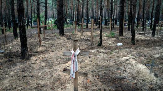 Neidentifikované hroby civilistů a ukrajinských vojáků na hřbitově v nedávno znovudobyté oblasti Izjum na Ukrajině