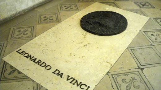 Náhrobek, pod nímž odpočívají ostatky Leonarda da Vinci zdobí jeho podobizna od současného sochaře Jeana Cardota
