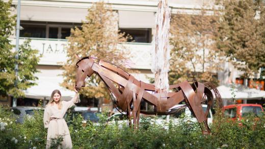 Nikola Emma Ryšavá letos vystavuje tři sochy na výstavě VáclavArt. Jedna z nich je jezdecká a má název Vlčí žena