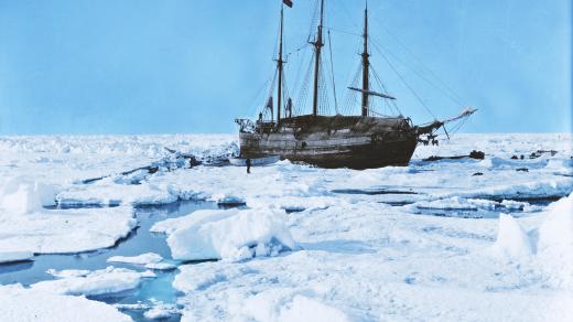 Loď Fram zamrzlá v ledu během norské expedice (1895)