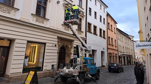 Pracovníci olomouckých technických služeb instalují v ulici Ztracená nové veřejné osvětlení