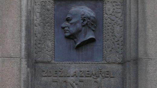 Pamětní deska Josefa Jiřího Koláře v Praze v ulici Na Zderaze