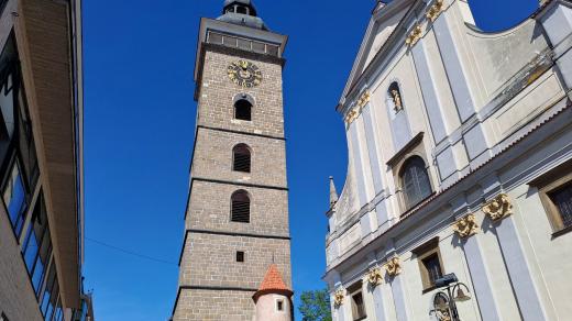 Černá věž v těsném sousedství katedrály svatého Mikuláše