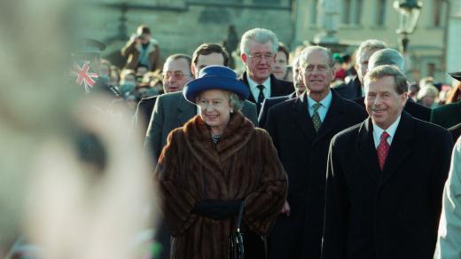 Britská královna Alžběta II. s prezidentem Václavem Havlem na návštěvě v Praze