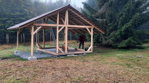 Záchranáři budují novou boudu u rozhledny Havran v Českém lese