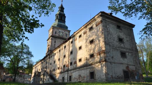 Klášter Plasy - barokní sýpka s hodinovou věží