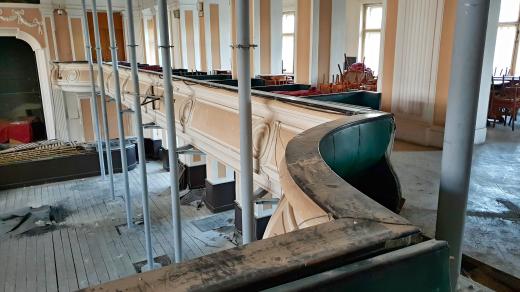 14 masivních kovových sloupů podepírá strop velkého sálu plzeňského Pekla