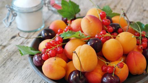 Letní ovoce - třešně, meruňky, rybíz