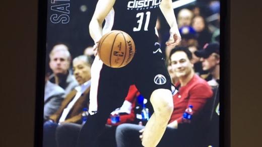 Tomáš Satoranský nastupuje v týmu Washington Wizards s číslem 31