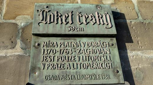 Pamětní deska v pilíři staré radnice v Litomyšli